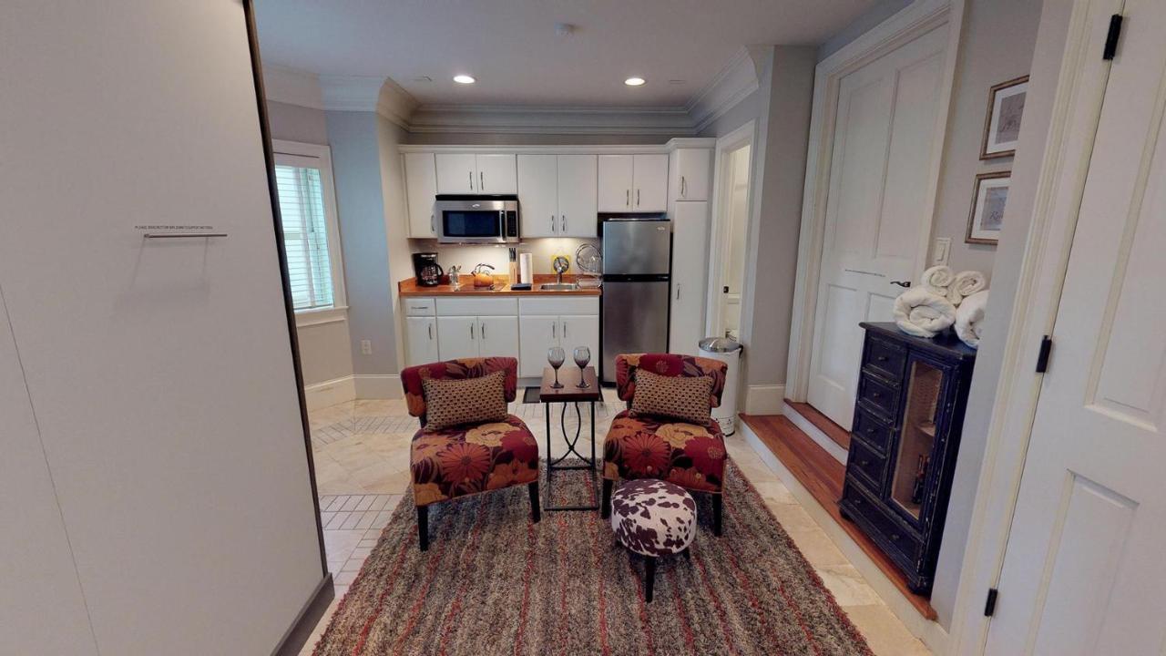 Suite Escape Savannah Exterior photo